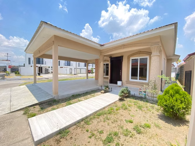 SE VENDE CASA  DE ESQUINA EN RESIDENCIAL COSTA DEL ESTE