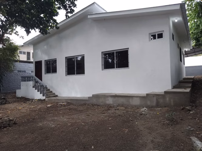Se renta casa en Col Juan Lindo