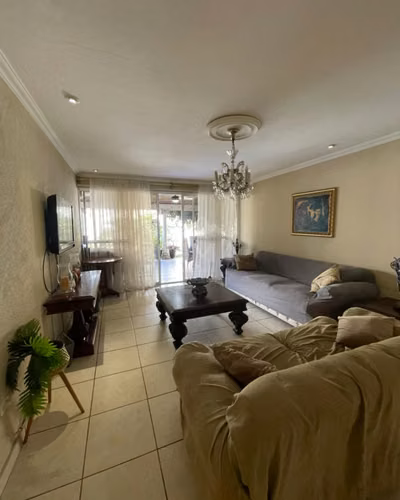 ¡Amplia casa de lujo en alquiler en Colonia Matamoros! Tegucigalpa - Imagen 4