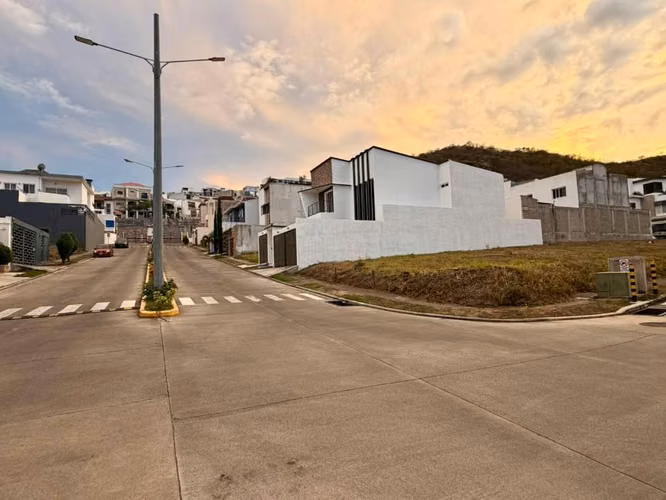 Venta terreno de esquina en Residencial el Sauce