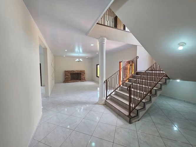 Venta de amplia casa en Santa Lucia