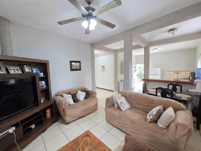 Venta de casa en Colonia La Cañada