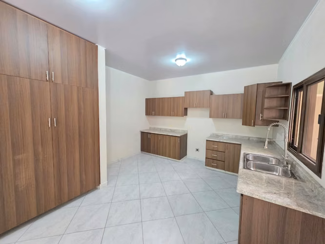 Se Vende Amplia Casa Sta. Lucia