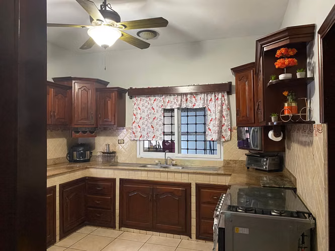 SE VENDE CASA EN COLONIA SAN CARLOS DE SULA, SAN PEDRO SULA - Imagen 2