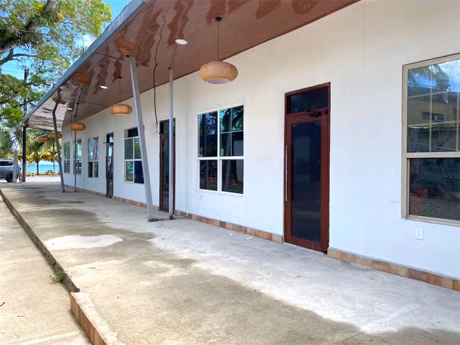 LOCALES DISPONIBLES EN PLAYA PORVENIR - Imagen 3