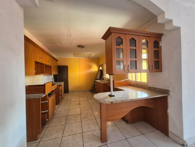 VENTA DE CASA EN RESIDENCIAL LAS UVAS REQUIERE DE MEJORAS - Imagen 3