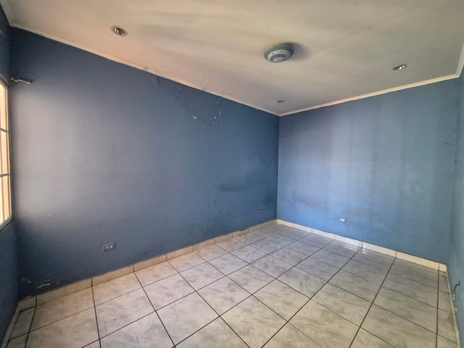 VENTA DE CASA EN RESIDENCIAL LAS UVAS REQUIERE DE MEJORAS - Imagen 7