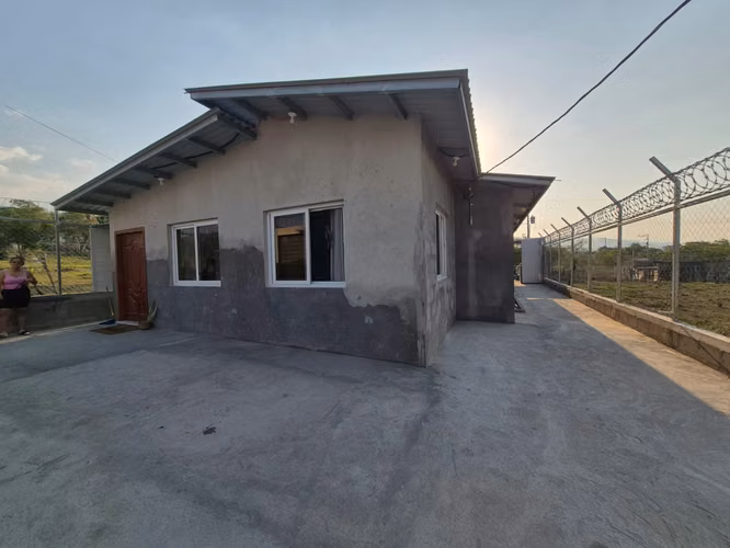 VENTA DE CASA AMPLIA EN ZONA LAS TAPIAS CONTIGUO A LA ACADEMIA MILITAR - Imagen 1
