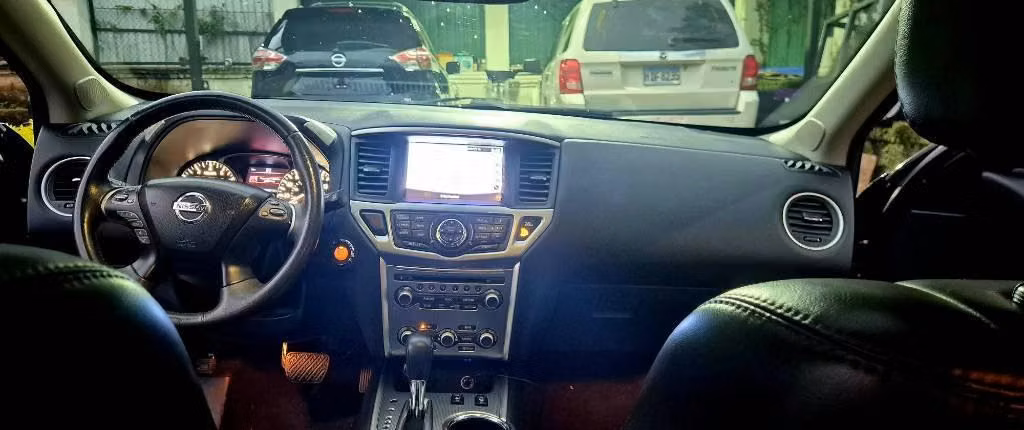 NISSAN PATHFINDER 2017 VERSION DE LUJO 3 FILAS TECHO PANORÁMICO