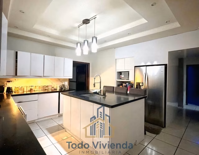 SE VENDE AMPLIA CASA – RES. VILLA EUGENIA