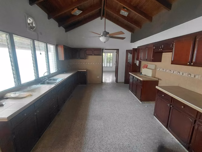 Se Alquila Amplia Casa en Barrio Rio Piedras SAN PEDRO SULA - Imagen 7