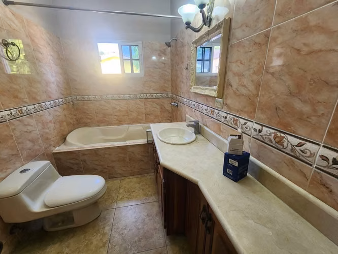 Se Vende Amplia Casa en Res. Casa Maya - San Pedro Sula