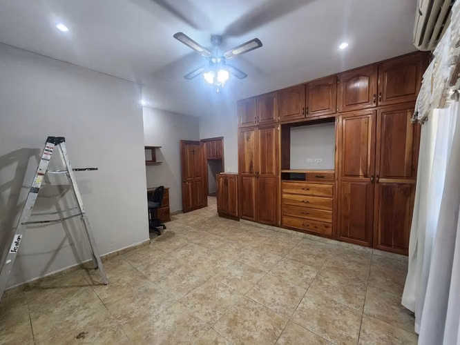 Se Vende Amplia Casa en Res. Casa Maya - San Pedro Sula