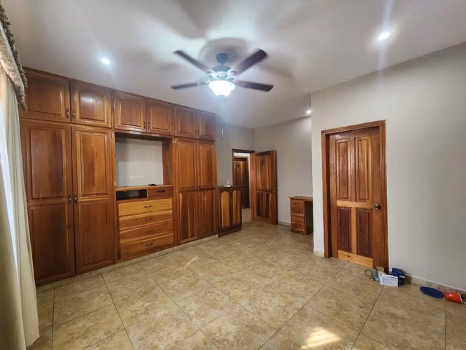 Se Vende Amplia Casa En Residencial Casa Maya
