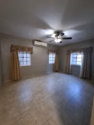 SE VENDE AMPLIA CASA EN RES. CASA MAYA