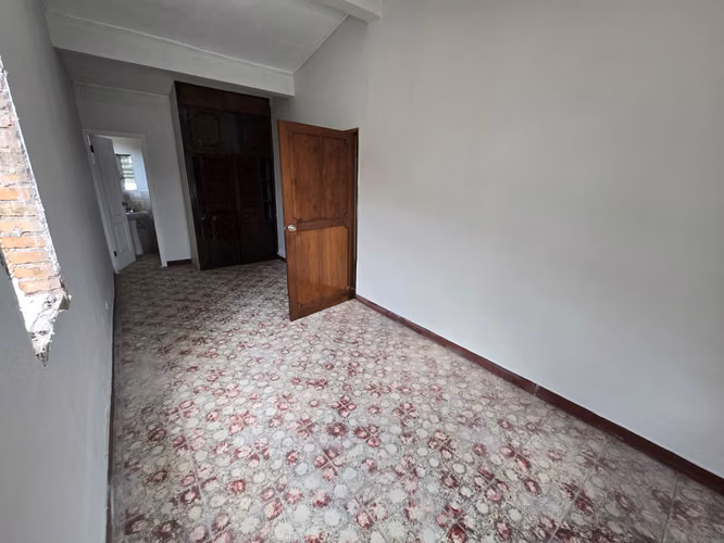 Col.Las Colinas,Circuito-CASA EN REMODELACION/2 Hab+Hab.servicio+Apto.Independiente+2 Parqueos - Imagen 8