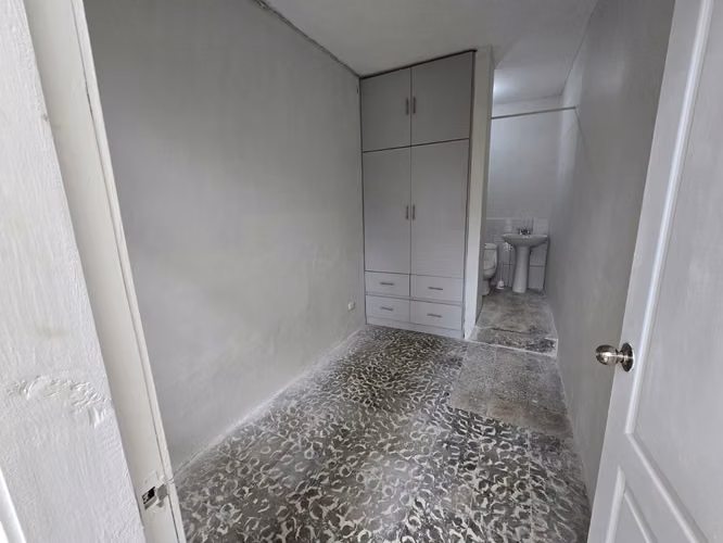 Col.Las Colinas,Circuito-CASA EN REMODELACION/2 Hab+Hab.servicio+Apto.Independiente+2 Parqueos - Imagen 7