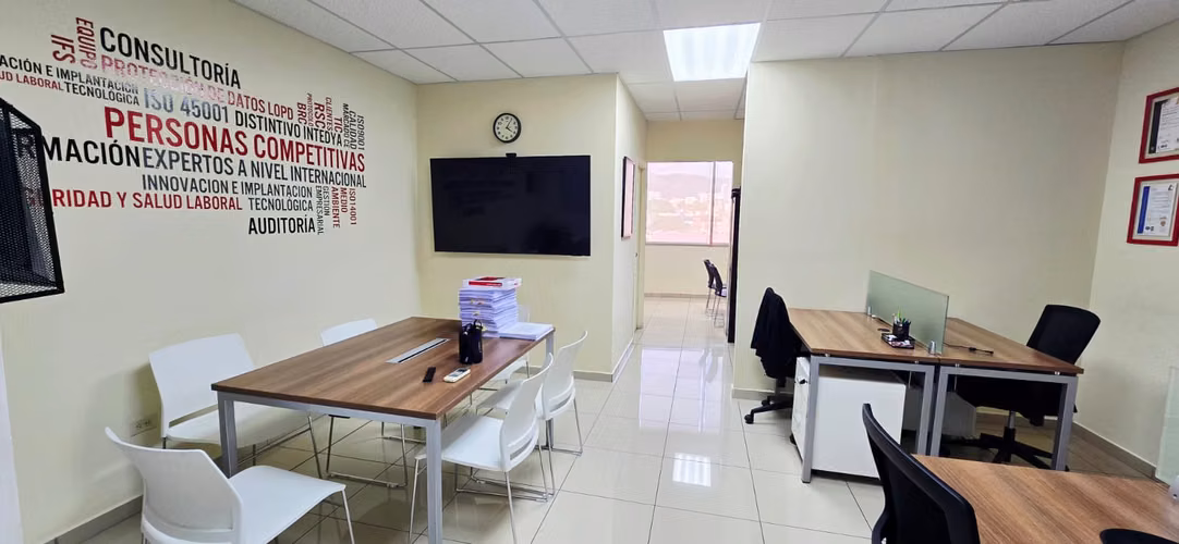 Oficina en Renta | Boulevard Suyapa | Baño Propio · Cocineta · A/C | 54 m2 | 2 Parqueos