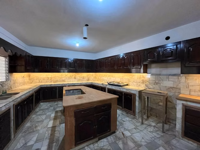 Alquiler de amplia casa para vivienda u oficina en Castaños sur - Imagen 2