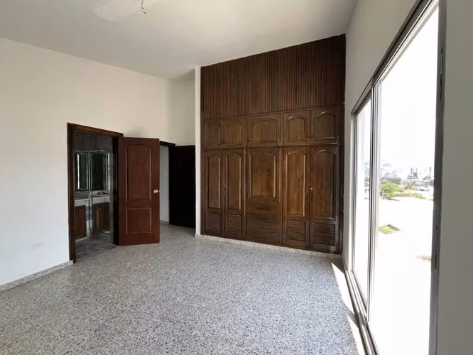 Alquiler de amplia casa para vivienda u oficina en Castaños sur - Imagen 5