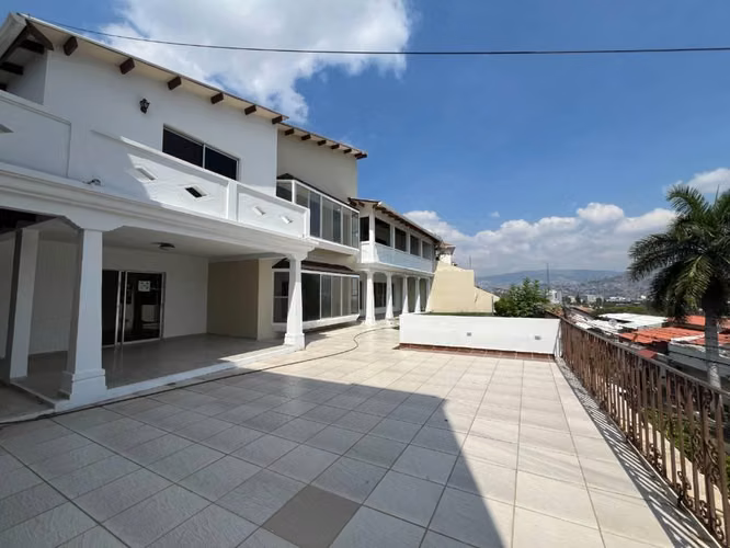 Alquiler de amplia casa para vivienda u oficina en Castaños sur