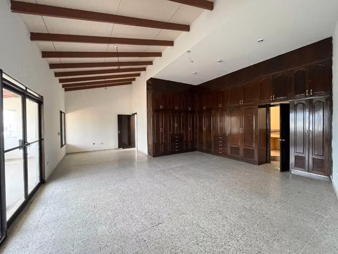 Alquiler de amplia casa para vivienda u oficina en Castaños sur - Imagen 3