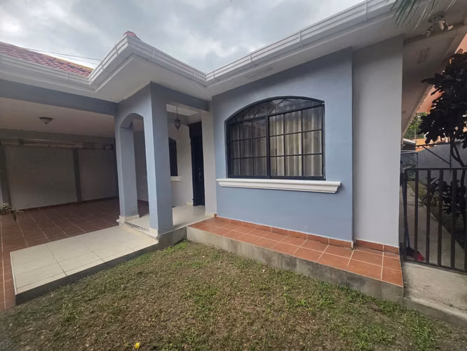 Se alquila casa en Res. Foresta