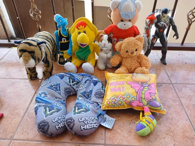 7 Peluches de segunda mano y una figura de accion (negociable)