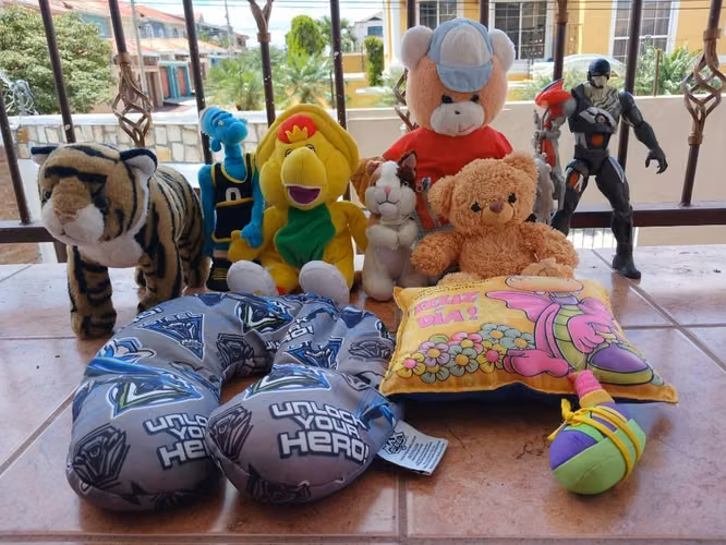 7 Peluches de segunda mano y una figura de accion (negociable)