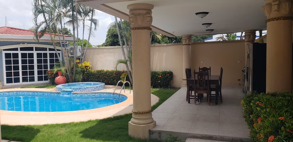 Casa cerca de la Inter. N.O., 4 habit, 4.5 baños, garaje p/4, piscina, 1297.44v2 y 751m2 - Imagen 2