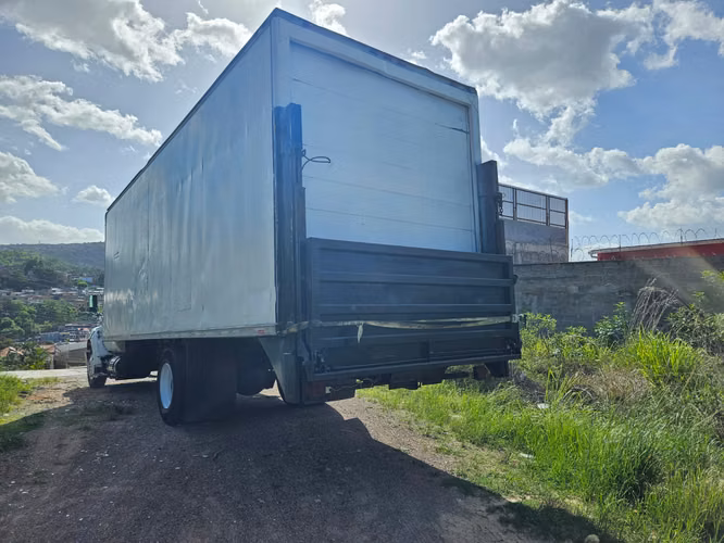 Camión FORD F750 2004
