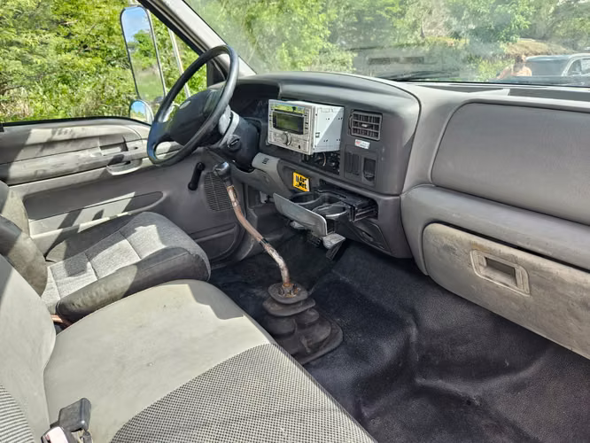 Camión FORD F750 2004