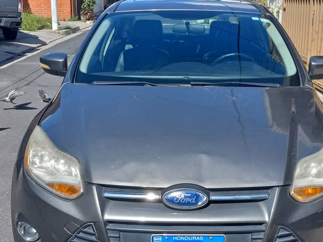 Venta de sedan en buen estado.