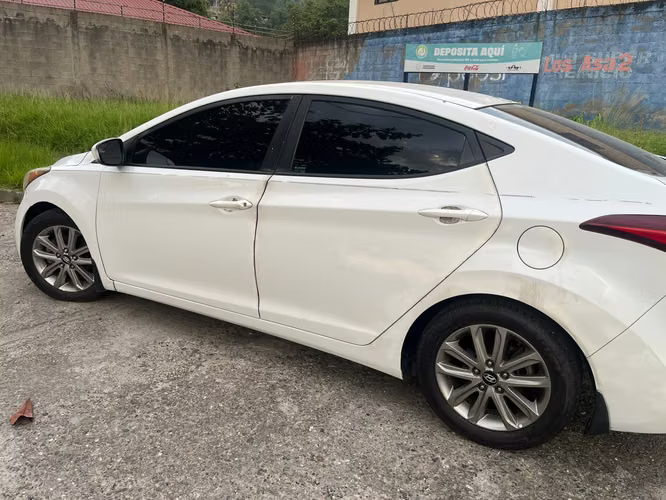 se vende HYUNDAI , PRECIO NEGOCIABLE  !!