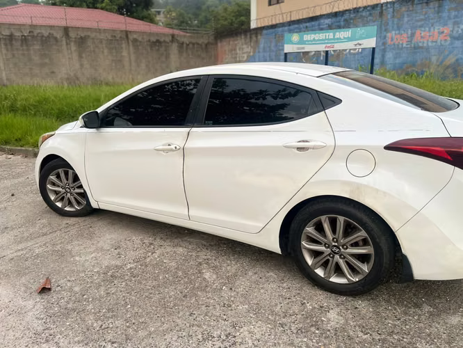 se vende HYUNDAI , PRECIO NEGOCIABLE  !!