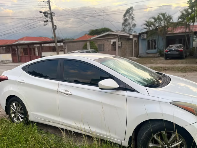 se vende HYUNDAI , PRECIO NEGOCIABLE  !!