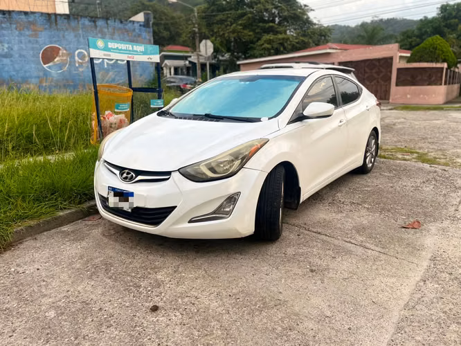 se vende HYUNDAI , PRECIO NEGOCIABLE  !!