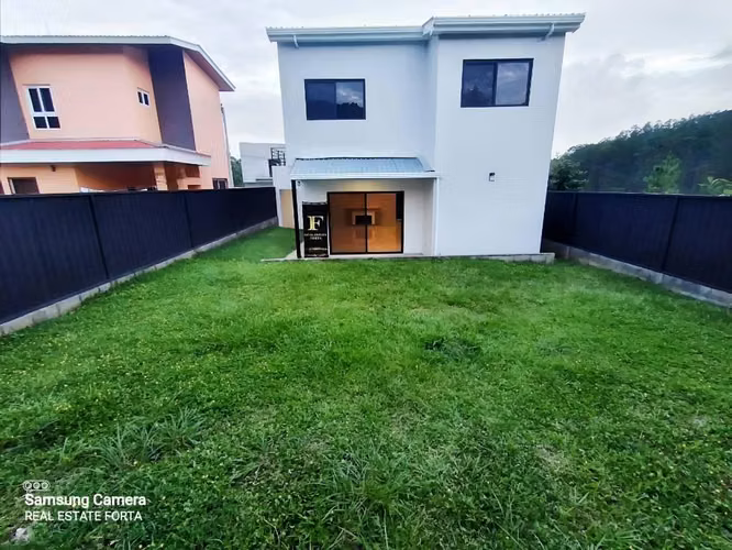 Venta de Hermosa Casa en la Residencial Campos Elíseos, Monte Carmelo, en Valle de Ángeles.