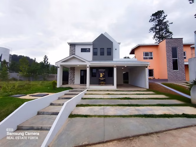 Sale of Beautiful House in Champs Elysées Residential, Monte Carmelo, in Valle de Ángeles.
