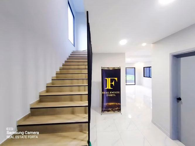 Venta de Hermosa Casa en la Residencial Campos Elíseos, Monte Carmelo, en Valle de Ángeles.