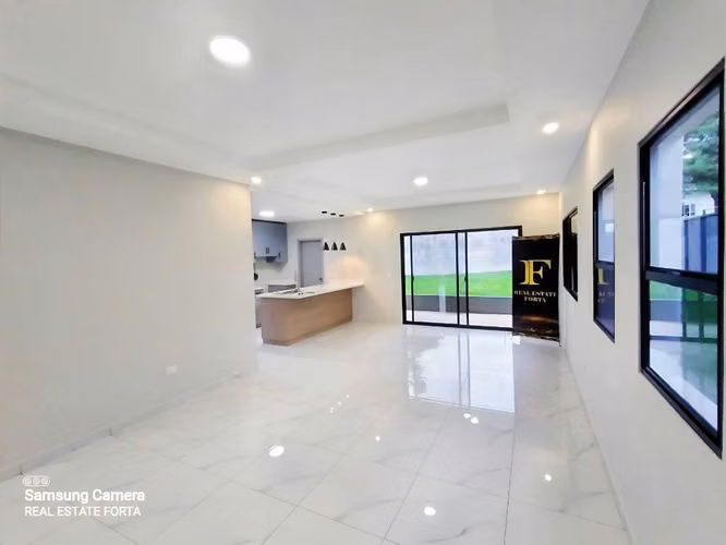 Venta de Hermosa Casa en la Residencial Campos Elíseos, Monte Carmelo, en Valle de Ángeles.