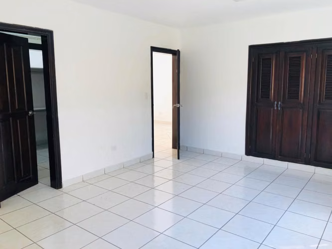 Se alquila amplio apartamento en Res.. Los Arcos - Imagen 8