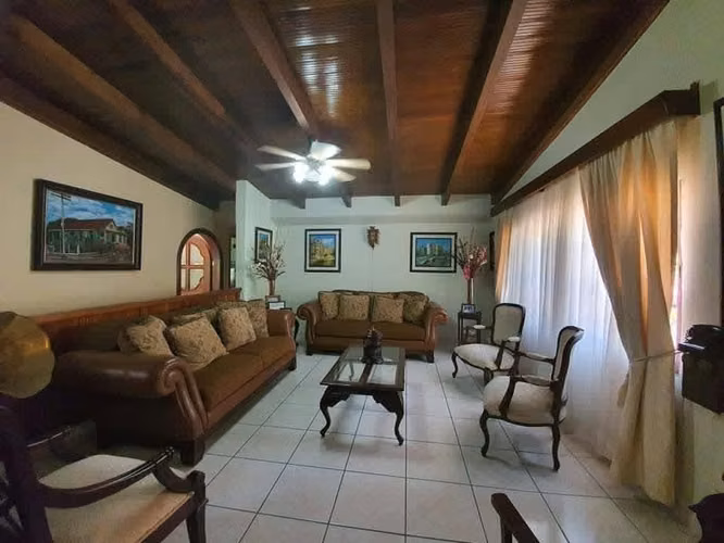 Se Vende Amplia Casa en Colonia Trejo - San Pedro Sula