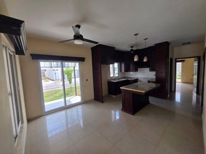 Se Vende Casa en Res. Costa del Este - San Pedro Sula