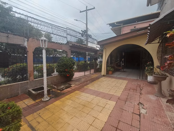 Se Vende Propiedad de esquina en Bo. Santa Ana