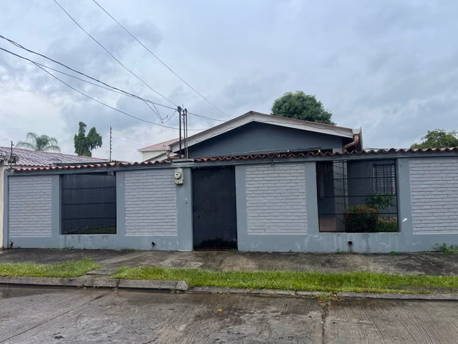Casa amplia de esquina en Residencial Las Mercedes, San Pedro Sula