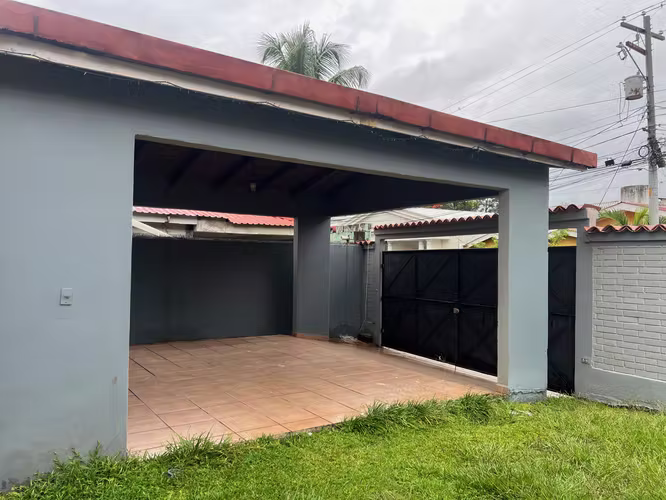 Casa amplia de esquina en Residencial Las Mercedes, San Pedro Sula