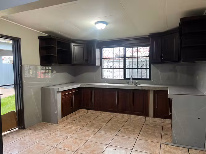 Casa amplia de esquina en Residencial Las Mercedes, San Pedro Sula
