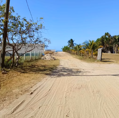 ¡Tu paraíso en el Caribe te espera en Tela, Honduras! Terreno a solo unos pasos del mar.