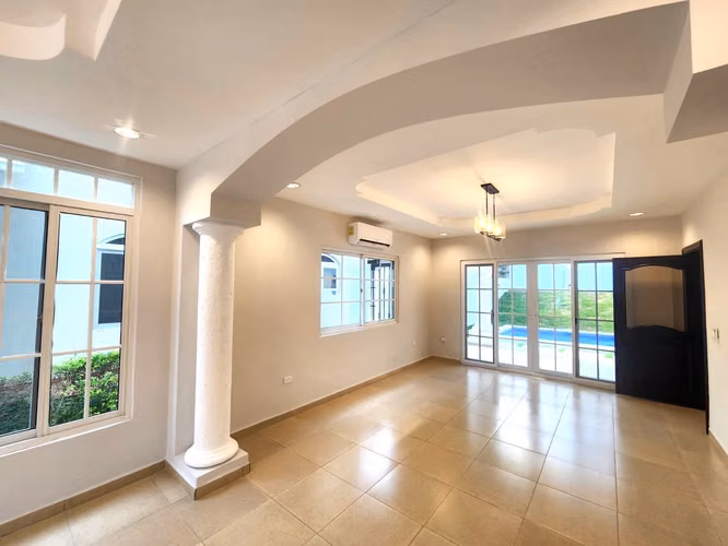 Se Vende Casa En Residencial, Sector Mackay, SPS